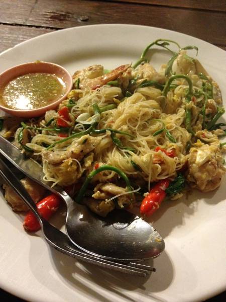 หมี่กระฉูด ที่ ร้านอาหาร เหล่ากุ้ย บะหมี่อัศวิน