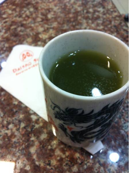 ชาเขียวร้อนสีเข้มเชียว ที่ ร้านอาหาร Daisho Sushi HomePro พระราม 3