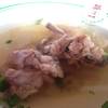 น้ำซุปกระดูกหมู ที่ ร้านอาหาร ก๋วยเตี๋ยวลูกชิ้นหมูนายฮุย