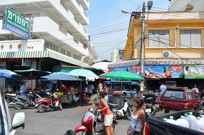 ร้านอยู่ด้านซ้ายมือของทางเข้าตลาด ที่ ร้านอาหาร ก๋วยเตี๋ยวเนื้อ โกอ้วน ตลาดโต้รุ่งหัวหิน