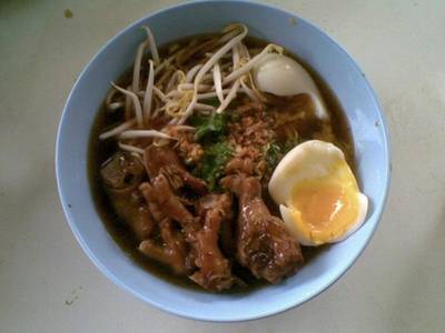 อยู่ในบ้านพรุสมภารนะจ๊ะมากินกันใด้เลยรับรองจาติดจัย ที่ ร้านอาหาร ก๋วยเตี๋วยไก่ตุ๋นน้องหนิง
