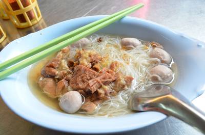 เส้นหมี่น้ำลูกชิ้น สด เปื่อย ที่ ร้านอาหาร ก๋วยเตี๋ยวเนื้อ โกอ้วน ตลาดโต้รุ่งหัวหิน