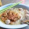 เส้นหมี่น้ำลูกชิ้น สด เปื่อย ที่ ร้านอาหาร ก๋วยเตี๋ยวเนื้อ โกอ้วน ตลาดโต้รุ่งหัวหิน