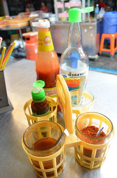 เครื่องปรุงบนโต๊ะ ที่ ร้านอาหาร ก๋วยเตี๋ยวเนื้อ โกอ้วน ตลาดโต้รุ่งหัวหิน