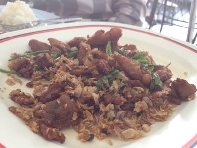 หมูทอดกระเทียมกรอบกรอบ ที่ ร้านอาหาร ลัดดาแลนด์ หมูทอดกระเทียมกรอบกรอบ ที่ ร้านอาหาร ลัดดาแลนด์