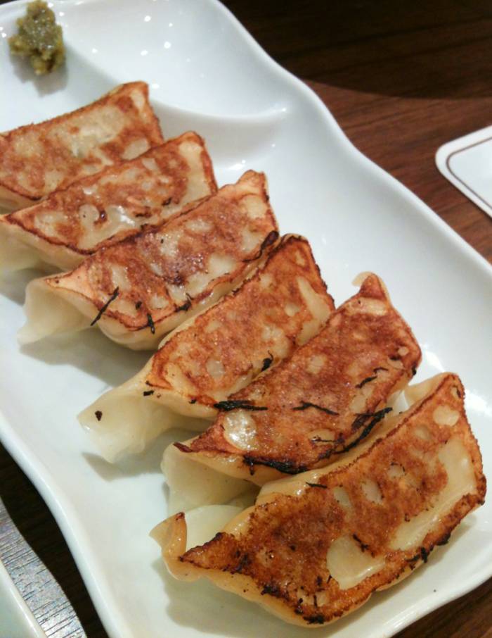 เกี๊ยวซ่า กรอบนอก นุ่มใน ที่ ร้านอาหาร Ringerhut Central Bangna