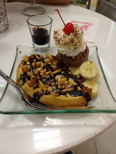 ไอศกรีมชอคโกแล๊ตต^.^กะวัฟเฟิล ที่ ร้านอาหาร swensens บิ๊กซี นครปฐม