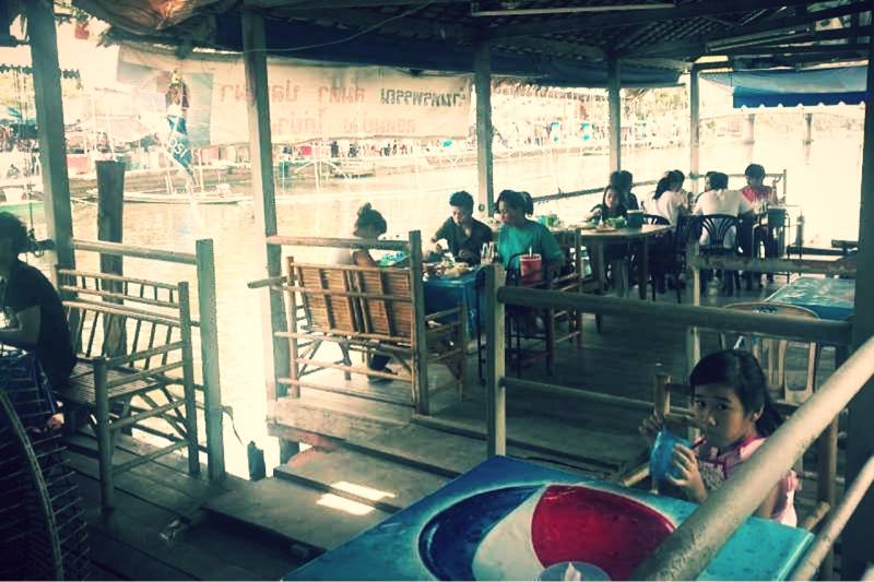 บรรยากาศในร้าน ให้อาหารปลาสวายได้ด้วยย ที่ ร้านอาหาร ร้านแพริมน้ำพรพรรณ