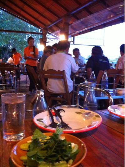 บรรยากาศริมน้ำ.  แหล่ม ที่ ร้านอาหาร ร้านระเบียงไม้