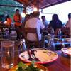 บรรยากาศริมน้ำ.  แหล่ม ที่ ร้านอาหาร ร้านระเบียงไม้