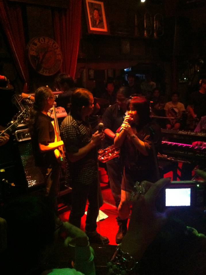 infinity live ที่ ร้านอาหาร Saxophone Pub & Restaurant