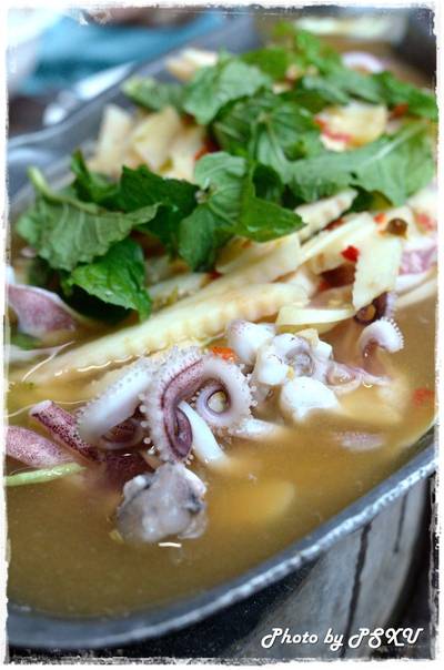 ปลาหมึกไข่นึ่งมะนาว  ที่ ร้านอาหาร บ่อตกกุ้ง รัชดา ซอย 8 ฝั่งธน