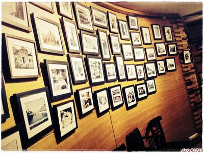 ตามผนังจะมีรูปประดับมากมายครับ และมีประปรายทุกส่วนของร้านครับ ที่ ร้านอาหาร Basilico พหลโยธิน 7