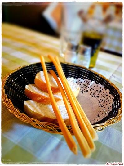 นั่งปุ๊บ จะมีขนมปังให้ทานเรียกน้ำย่อยก่อนครับ ที่ ร้านอาหาร Basilico พหลโยธิน 7