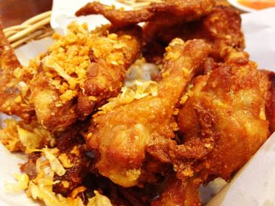 ไก่ทอด รสจัดดี หนังกรอบ เนื้อนุ่ม ที่ ร้านอาหาร เฮือนลำพูน ตลิ่งชัน