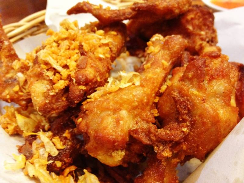ไก่ทอด รสจัดดี หนังกรอบ เนื้อนุ่ม ที่ ร้านอาหาร เฮือนลำพูน ตลิ่งชัน
