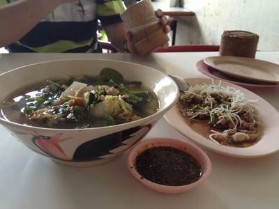 แกงอ่อมและลาบเป็ด ที่ ร้านอาหาร ก๋วยเตี๋ยวต้มยำชามใหญ่