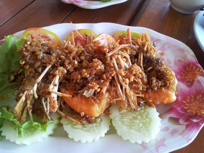 กุ้งแม่น้ำทอดกระเทียม ที่ ร้านอาหาร ครัวทองแดง
