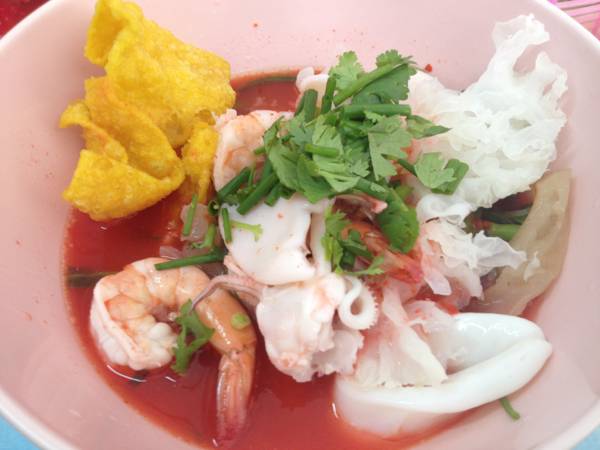 ก๋วยเตี๋ยวเย็นตาโฟทะเล ที่ ร้านอาหาร Burger Factory