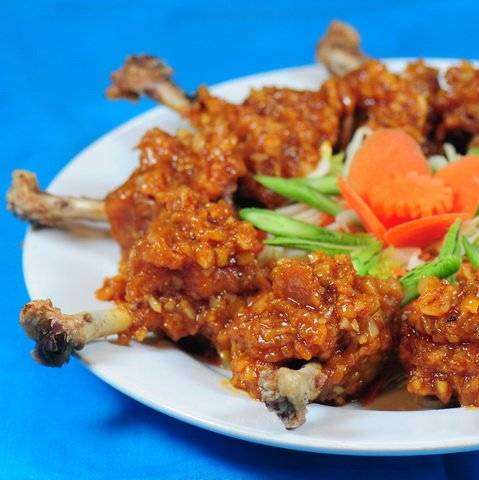 ถอดปีกมโนราห์(ราดซอสรสเด็ด/ทอดกระเทียมพริกไทย) ที่ ร้านอาหาร สวัสดีลากูน