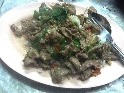 กะเพราเนื้อ ที่ ร้านอาหาร จงรักโภชนา