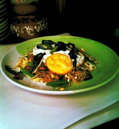 ผัดไทย ตาลมะพร้าว ที่ ร้านอาหาร แพวัดแหลม
