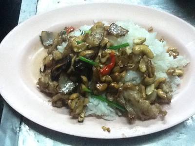 ไก่ผัดเม็ดมะม่วงหิมพาน ที่ ร้านอาหาร จงรักโภชนา