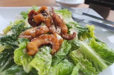 Crispy Tako Caesar Salad (สลัดซีซาร์หนวดปลาหมึกทอดกรอบ) ที่ ร้านอาหาร BonChon Chicken Central World