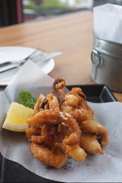 Garlic Tako (หนวดปลาหมึกทอดกรอบรสกระเทียม) ที่ ร้านอาหาร BonChon Chicken Central World