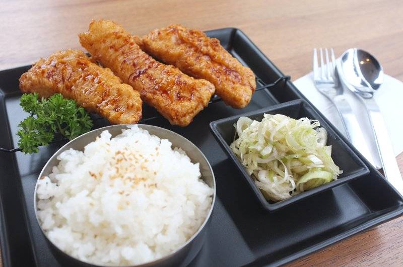 Crispy Fish&Japanese Onion With Rice (เซทข้าว กับ เนื้อปลาดอรี่ทอดกรอบ) ที่ ร้านอาหาร BonChon Chicken Central World