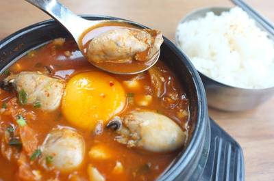 Japanese Oyster Soondubu Soup (ซุปซุนดูบูหอยนางรมญี่ปุ่น) ที่ ร้านอาหาร BonChon Chicken Central World