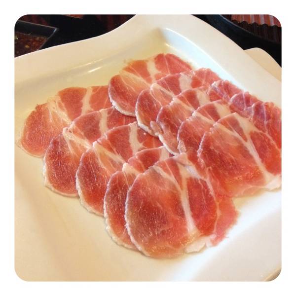 หมูสไลด์มาบางมาก คีบมาเลยขาดหมด ที่ ร้านอาหาร Eat by Lush