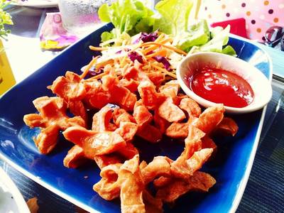 ไส้กรอกทอด ที่ ร้านอาหาร Fly Me To The Moon (Chiangmai )