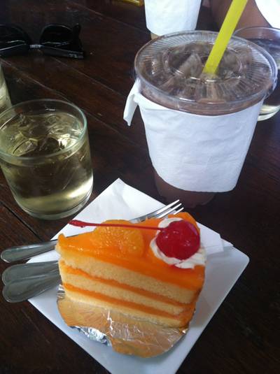 เค้กหลายอย่างอร่อยๆ ที่ ร้านอาหาร รสละไม