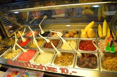 Topping มากมาย ที่ ร้านอาหาร Snow Ice Plaza