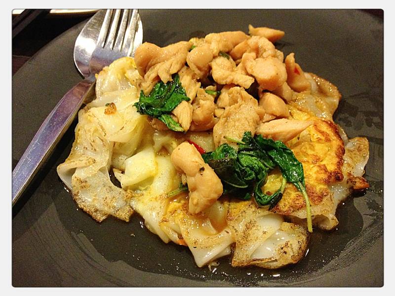 เส้นใหญ่ผัดไข่ราดไก่กะเพรา ที่ ร้านอาหาร คุณชาย