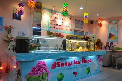 ถึงร้านแล้วว ^^ ที่ ร้านอาหาร Snow Ice Plaza