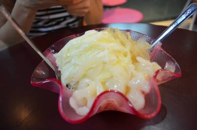 น้ำแข็งใสเกล็ดหิมะรสทุเรียน ใส่ลำใยและลูกตาล ที่ ร้านอาหาร Snow Ice Plaza