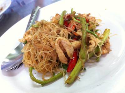 เส้นหมี่ผัดผักกระเฉด (ของคุณลุง) ที่ ร้านอาหาร เล้งกี่ ราดหน้าฮ่องกง (สามย่าน)