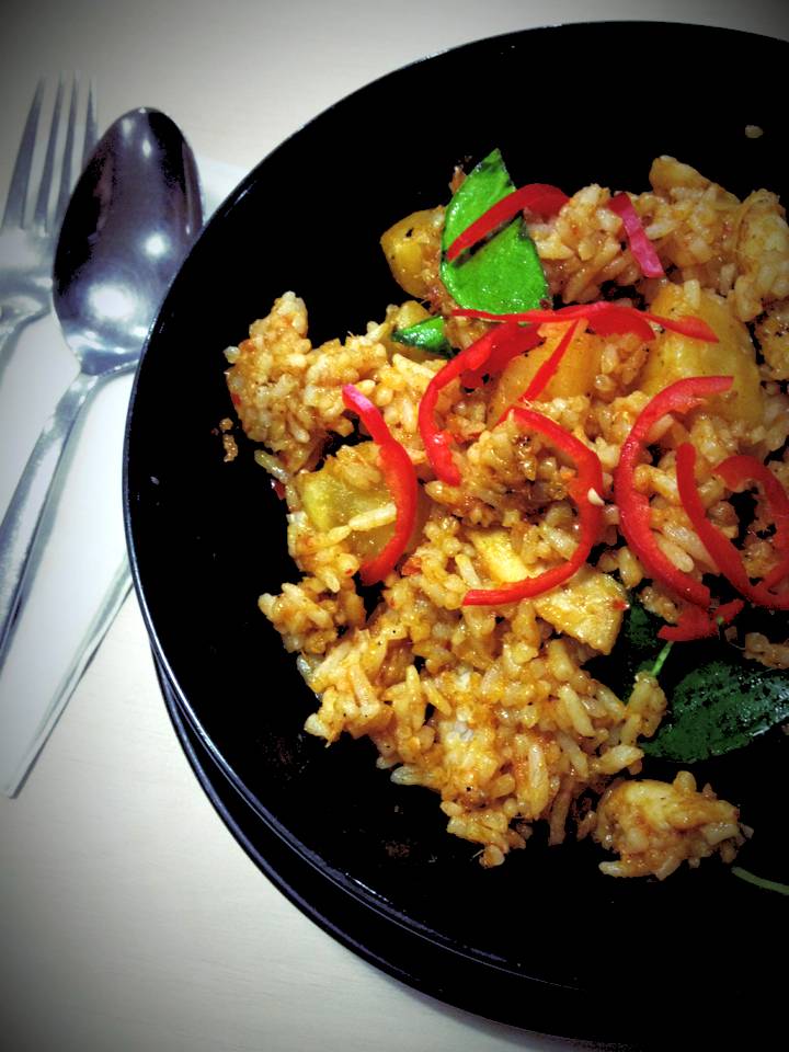 ข้าวผัดเผ็ดไก่ใส่สับปะรด ที่ ร้านอาหาร Cheesecake House