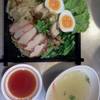 บะหมี่เกี๊ยวหมูแดงหมูกรอบแห้ง ที่ ร้านอาหาร บะหมี่เกี๊ยวอากาว