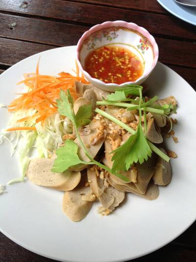 ใส่กรอกปลาลวกจิ้ม ที่ ร้านอาหาร ลุงโส ลาบปลาตะเพียน