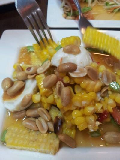 ส้มตำข้าวโพด ที่ ร้านอาหาร ส้มตำพอใจ
