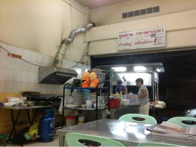 บรรยากาศหน้าร้านที่ใช้ปรุงอาหาร ที่ ร้านอาหาร ตึ๋งหูฉลาม