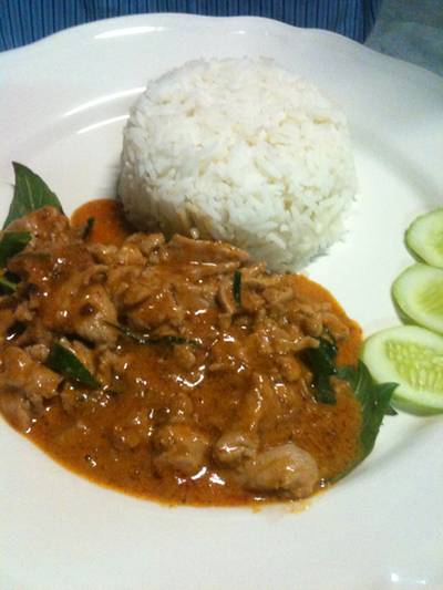 พะแนงหมูเคียงข้าว
Stirred fried pork with curry paste topped on jasmin rice ที่ ร้านอาหาร ครัวจุฑามาศ พะแนงหมูเคียงข้าว
Stirred fried pork with curry paste topped on jasmin rice ที่ ร้านอาหาร ครัวจุฑามาศ