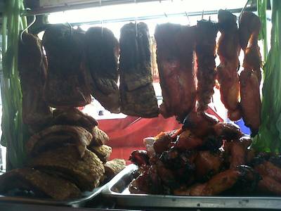 หมูแดง หมูกรอบ ที่ ร้านอาหาร บะหมี่เกี๊ยวอากาว