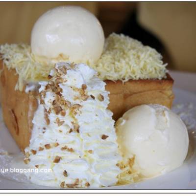 Honey Troat น่ากินมาก ที่ ร้านอาหาร นมเดือด
