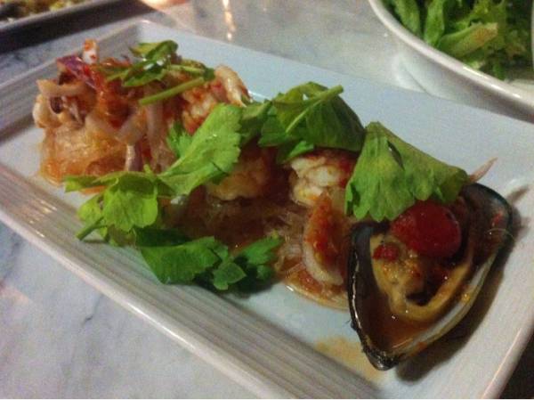 ยําวุ้นเส้นทะเล...สุดติ่งนะจานนี้!! ที่ ร้านอาหาร Checkmate Bar & Bistro