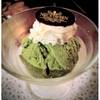 ไอศครีมชาเขียว ที่นี้อร่อยมาก เหมือนมีเนื้อชาเขียวผสม ที่ ร้านอาหาร Neil's Tavern อโศก