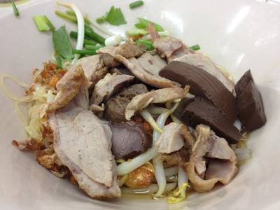 เส้นเล็กแห้งเป็ดพะโล้ ที่ ร้านอาหาร เซี๊ยะ ก๋วยเตี๋ยวเป็ด